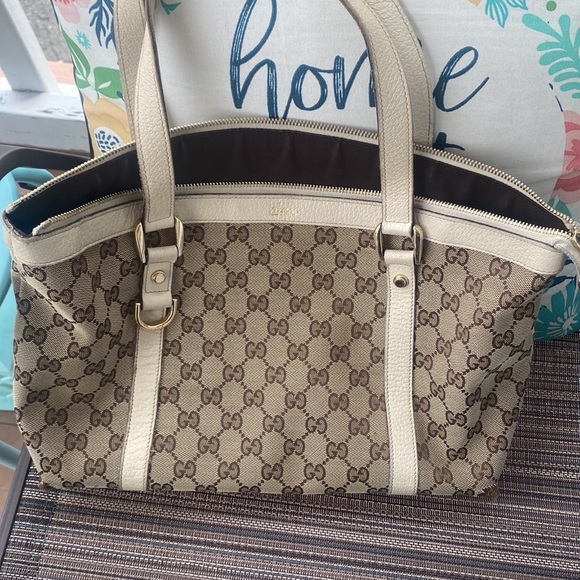Gucci Handbag! Authentic - Picture 7 of 7